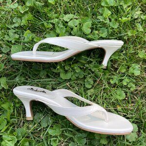 Women's Petite Shoe 2M, White Leather, Mules Slides